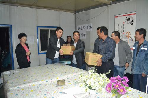 機電安裝公司領(lǐng)導(dǎo)“雙節(jié)”走基層慰問情暖人心