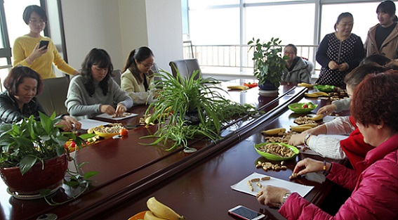 流光溢彩，情暖三?八