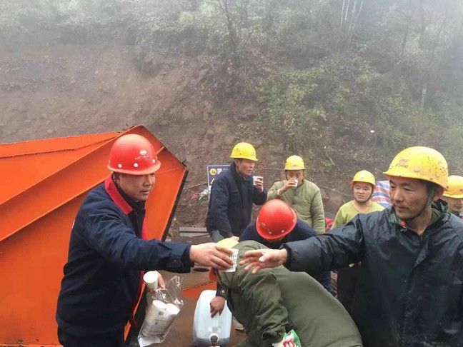 愛心姜湯送一線 情暖職工促安全