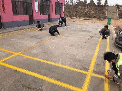 項(xiàng)目部的“專業(yè)球場(chǎng)”健身強(qiáng)體樂工作