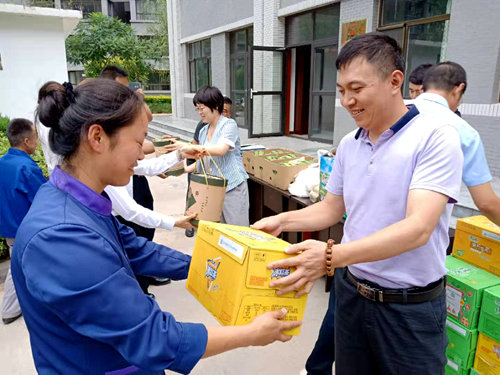 陜煤建設(shè)公司：高溫慰問(wèn)送清涼，防暑降溫暖人心