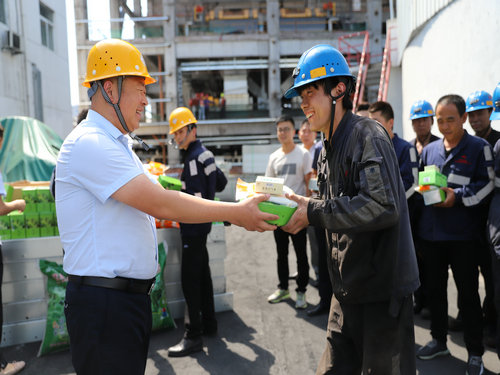 陜煤建設(shè)洗選煤運(yùn)營公司：開展“夏日送清涼”活動(dòng)