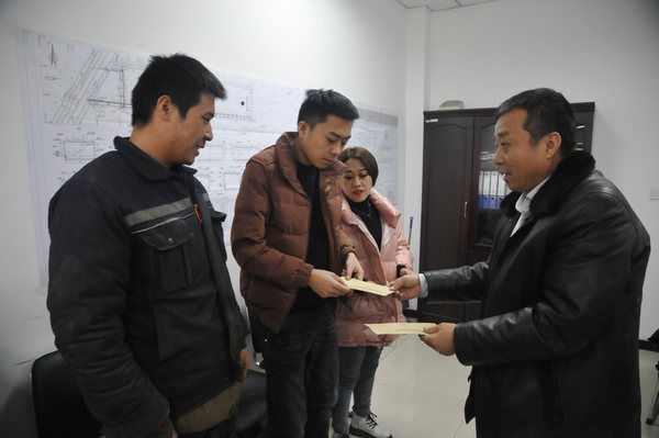 陜煤建設(shè)掘進(jìn)公司：節(jié)前慰問(wèn)困難員工 真情關(guān)愛暖人心