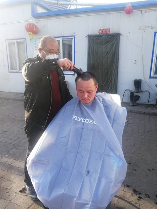 陜煤建設(shè)機(jī)電安裝公司小保當(dāng)項(xiàng)目部關(guān)愛職工從“頭”開始